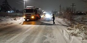 Из-за гололеда в Орске на подъеме на ул. Вяземской застряли грузовики