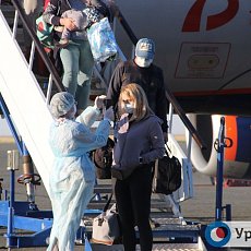 Проверка температуры у пассажиров в аэропорту Орска, фото из архива