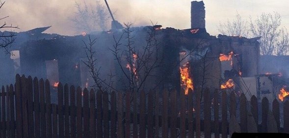 Пожар в поселке Никель: Местные жители утверждают, что пожарные гидранты не работали