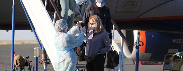 Проверка температуры у пассажиров в аэропорту Орска, фото из архива