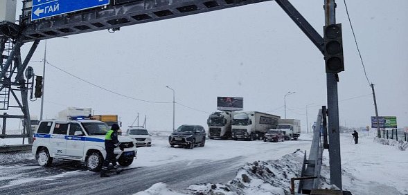 Переметы и очередь из фур: Какая обстановка в районе поста около Орска на закрытой трассе Оренбург – Орск