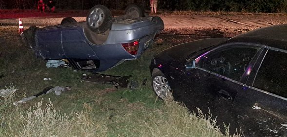 В Оренбургском районе погиб пассажир Toyota, которая слетела с дороги, врезалась в забор и BMW и перевернулась