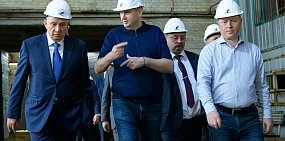 Евгений Солнцев на заводе металлоконструкций. Фото правительства Оренбургской области 