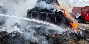 Сотни тюков сена сгорели в Оренбургской области