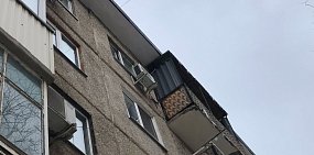 Либо страшно, либо сложно. С части домов в Орске убрали сосульки, но оставили лед на тротуарах