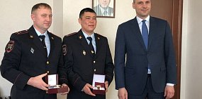 Губернатор Оренбургской области наградил полицейских, которые в метель сопровождали застрявшие на трассе машины