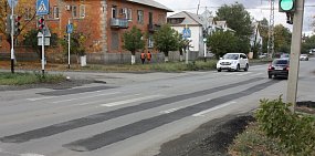 Залатанное дорожное полотно на улице Новосибирской в Орске. Фото из архива