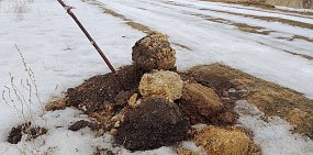 Как сейчас выглядят восстановленные после паводка участки дамбы Орска и из чего они сделаны?