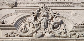 Маскароны Оренбурга: местный блогер показал необычные украшения фасадов старинных домов