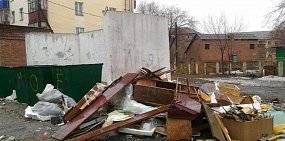 Жители Орска жалуются на горы мусора около контейнерных площадок