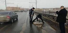 В Оренбурге полицейские измерили ямы на дорогах линейкой
