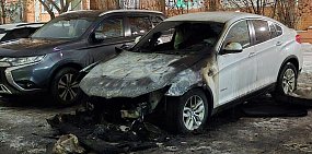 В Оренбурге задержали двоих парней, которые подожгли стоящий на парковке жилого дома BMW