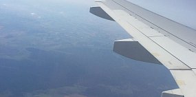 Крыло самолета в полете 