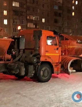 Снег с дорог Орска техника убирала ночью