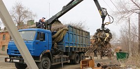 Крупногабаритный мусор в Орске начали вывозить металловозом