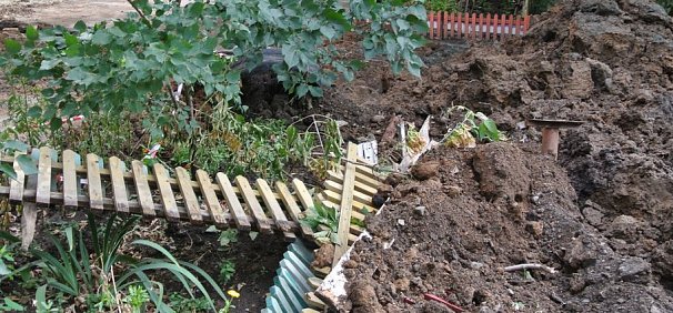 В Орске после коммунальных работ остались разрытый двор, сломанные деревья и турники