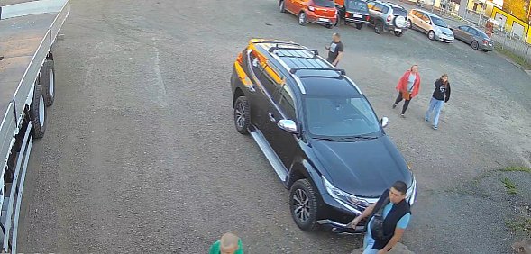 Отец вместе с мальчиком и его родителями, владельцем гаража, представителями ПДН на месте событий. Стоп-кадр с камер видеонаблюдения 