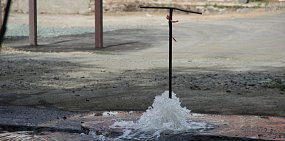 В Орске на перекрестке Нефтяников и Станиславского забил гейзер