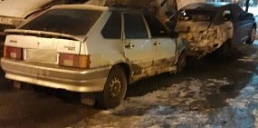 В Оренбурге ночью горели 3 машины, причина – поджог
