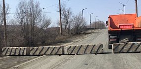 Въезд на аварийный мост в Орске перегородили бетонными блоками: «кирпич» на столбе автомобилистов не остановил
