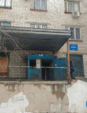 Пятиэтажный жилой дом в Орске заливает талой водой, электричество отключили