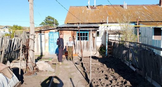 В Кваркенском районе мужчина набросился на соседку с лопатой, чтобы убить