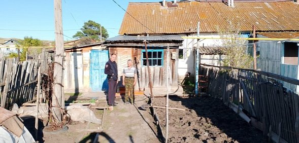 В Кваркенском районе мужчина набросился на соседку с лопатой, чтобы убить