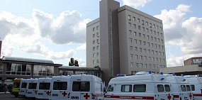 Автомобили Скорой помощи на территории больницы им. Пирогова, Оренбург, осень 2019 года