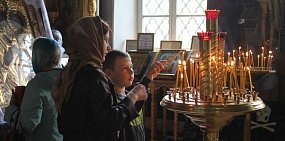 Юные оренбуржцы ставят свечи в соборе