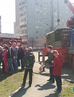 Жители Оренбурга заблокировали строителей в своем дворе