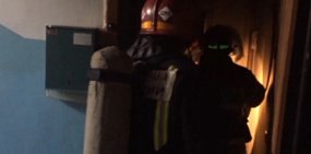 Пожарные у входа в квартиру. Стоп-кадр из видео МЧС