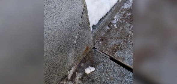 Telegram: В Оренбурге сверхкрепкий гранит на спуске к Уралу не только мокнет, но и лопается