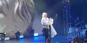 Филипп Киркоров в Оренбурге с пуховым платком от поклонников, фото: скрин с видео UTV