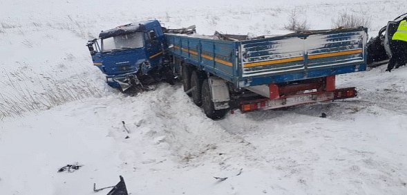 На трассе Оренбург – Соль-Илецк в массовом ДТП с грузовиком погибли пять человек, из них 2 ребенка 