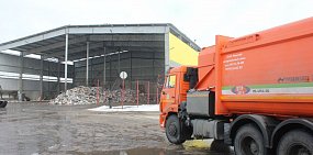 Доставка отходов на мусоросортировочный комплекс. Снимок из архива