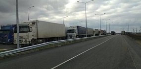 Пробка перед пропускным пунктом. Фото из архива