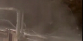 Кипяток из трубы на улице Шевченко в Оренбурге, фото: скрин с видео тг-канал Евгения Солнцева