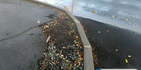 Подрядчик должен восстановить разрушенный при установке бордюров асфальт в центре Орска