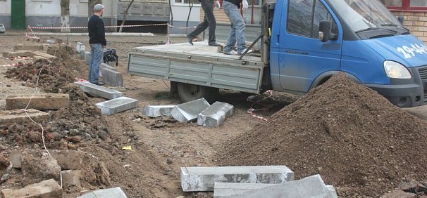 Фото дорожного провала в Оренбурге набирает популярность на Pikabu