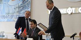 Во время встречи Дениса Паслера и Саида Гуцериева на столе стоял перевернутый флаг России