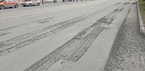 Без ограждений и уборки: В Орске ямочный ремонт начали с дороги, где не было ям, но зато под окнами администрации города