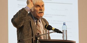 Павел Коровин выступает перед коллегами. Сразу после выступления он покинул зал заседаний