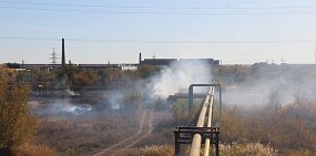 В районе ТЭЦ Орска загорелась сухая трава