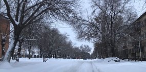 Жители Орска сегодня с трудом добирались на работу из-за нечищеных после снегопада дорог