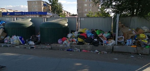 Заваленная контейнерная площадка, фото из архива