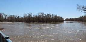 Река Урал в районе Орска, 2017 год 