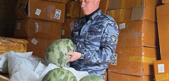 На границе с Оренбургской областью изъяли 14 беспилотников и 500 шлемов, которые тайно везли в Москву