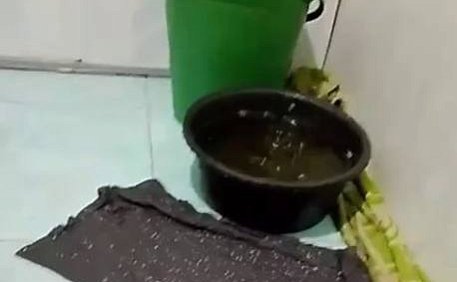 Виновница не открывала дверь: В Оренбурге жильцы многоквартирного дома несколько дней боролись с потопом