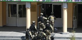 После трагедии в Казани в школах Оренбургской области пройдут инструктажи с детьми и педагогами. Родителей в здания не пускают с начала пандемии