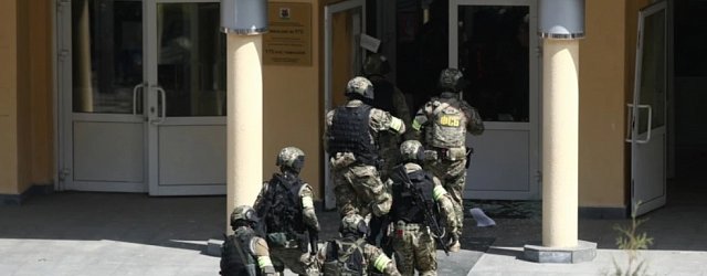 После трагедии в Казани в школах Оренбургской области пройдут инструктажи с детьми и педагогами. Родителей в здания не пускают с начала пандемии